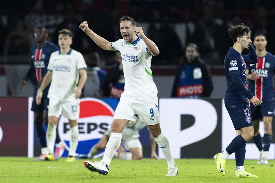 Luuk de Jong van PSV Eindhoven viert de 1-1 na afloop het duel in Parijs