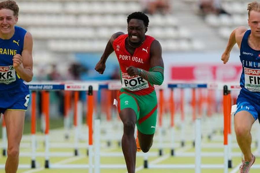 Edson Gomes desequilibrou-se na segunda barreira e mudou de pista Edson Gomes desequilibrou-se na segunda barreira e mudou de pista