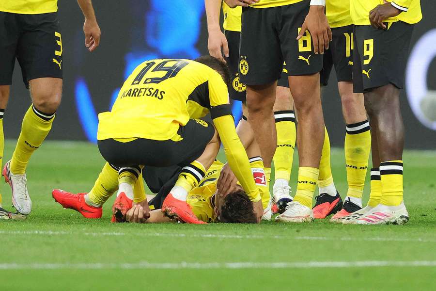 Giannis Konstantelias hat sich in seinem ersten Ligaspiel für den BVB schwer am Knie verletzt. Giannis Konstantelias hat sich in seinem ersten Ligaspiel für den BVB schwer am Knie verletzt.