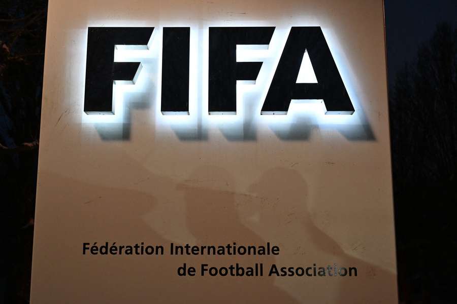 Das Logo vor dem Sitz der FIFA in Zürich. Das Logo vor dem Sitz der FIFA in Zürich.