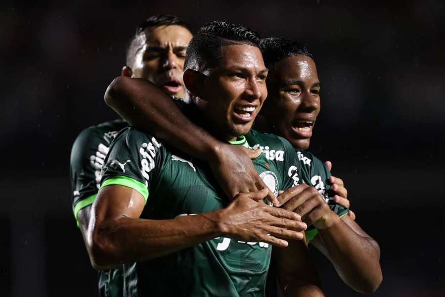 Rony ampliou para o Palmeiras no fim do primeiro tempo