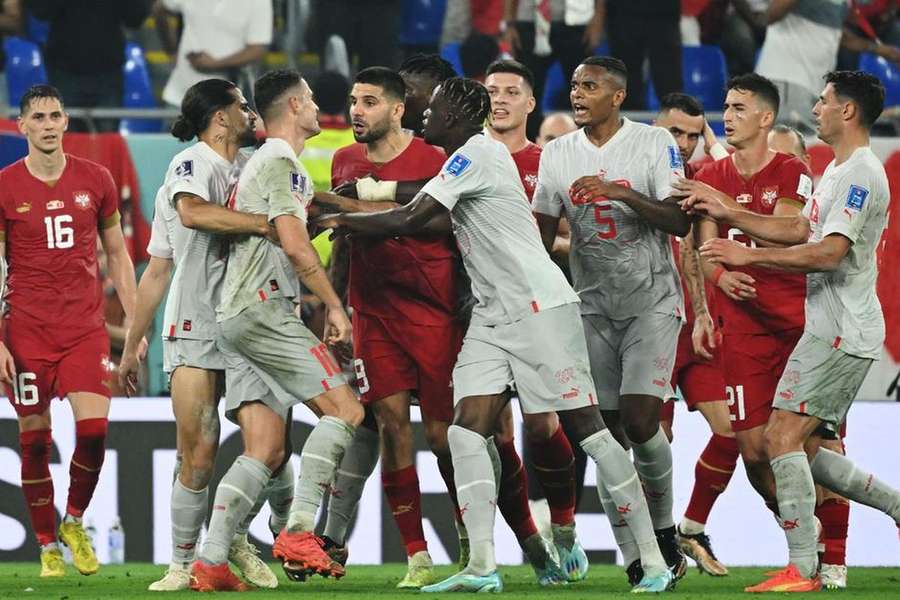 Suíça venceu Sérvia por 3-2 e seguiu em frente