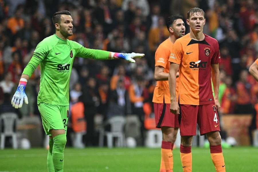 Mathias Ross (R) in actie voor Galatasaray