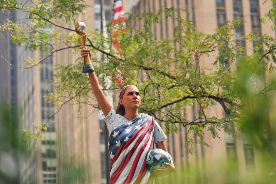 Eine Statue von US-Star Alex Morgan mit der WM-Trophäe in NYC