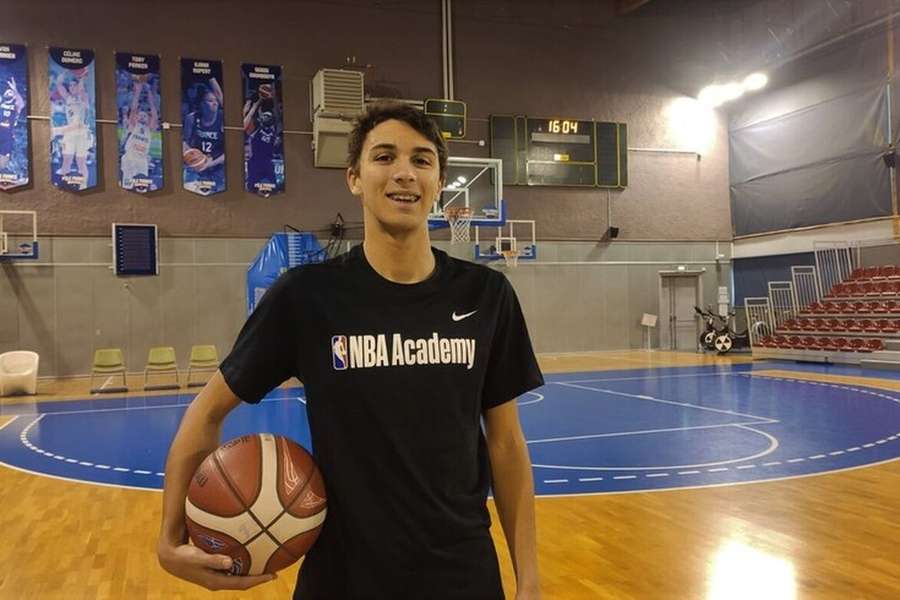Apolo Caetano em Paris, na NBA Academy