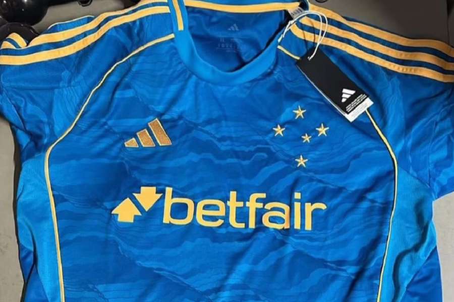 Camisa do Cruzeiro traz detalhes em dourado e estrelas soltas