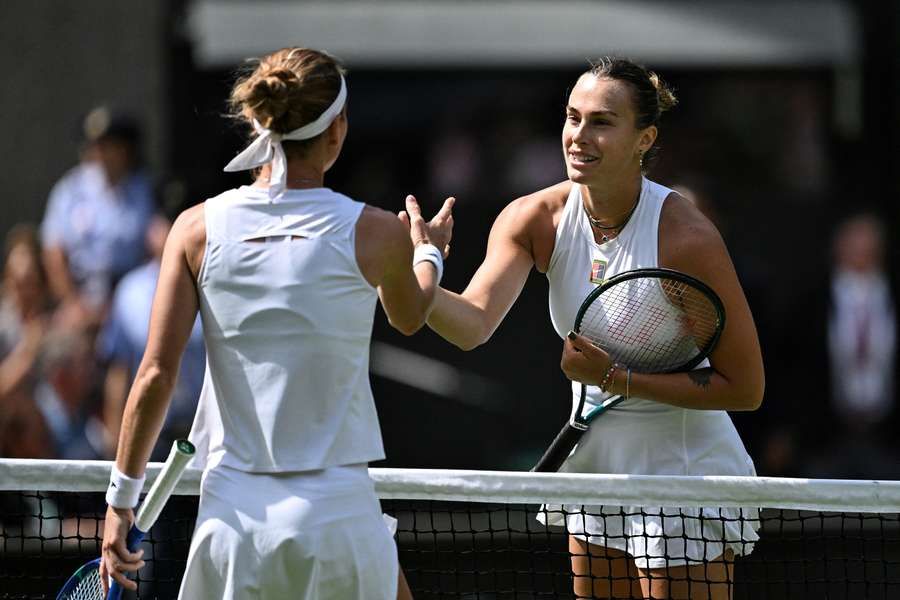 Sabalenka vence una dura Bouzkova en Wimbledon