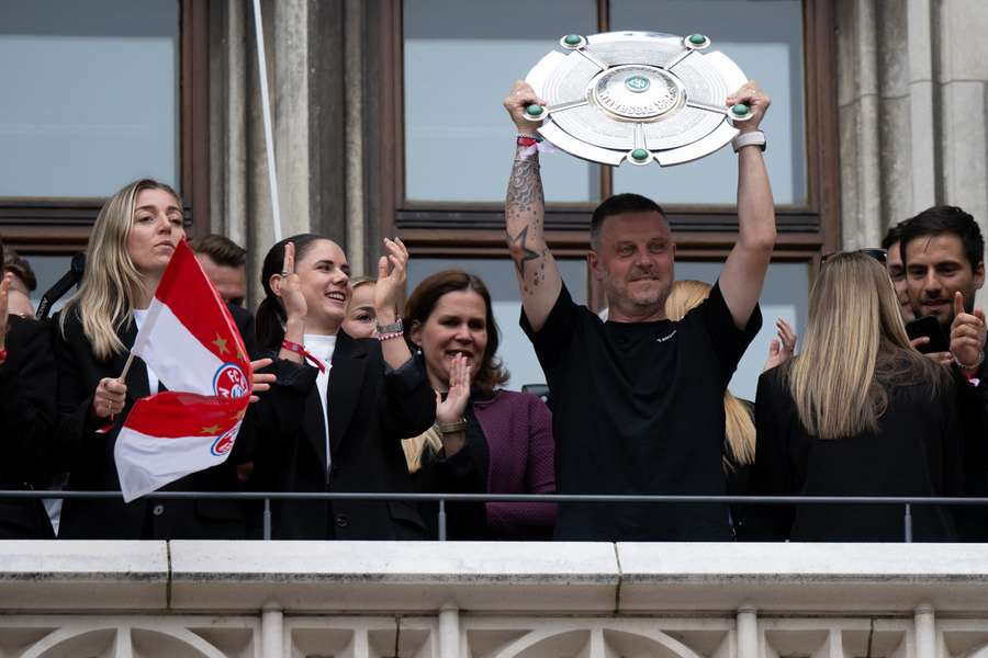 Alexander Straus (r.) streckt die Meisterschale in die Höhe