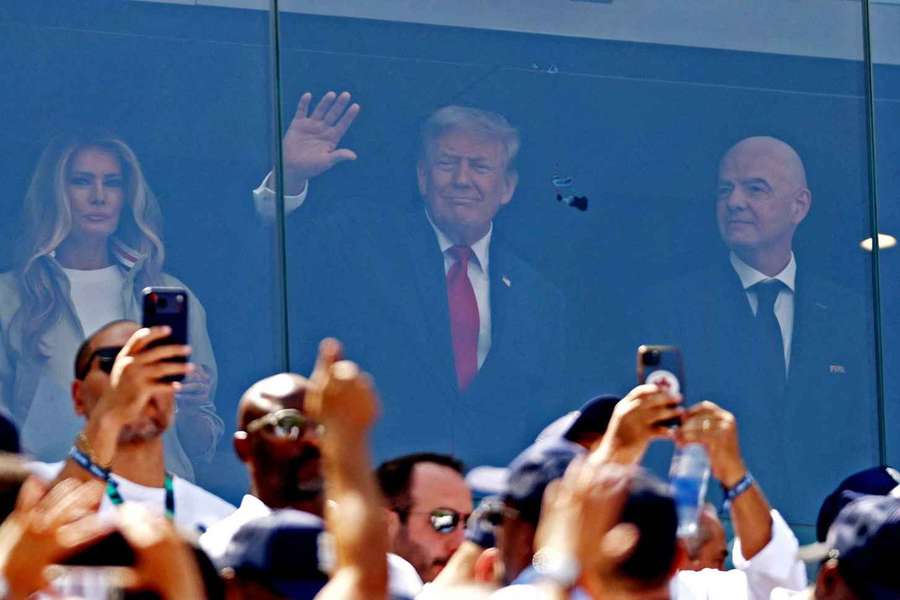 Donald Trump e Gianni Infantino assistem ao jogo atrás do vidro à prova de bala Donald Trump e Gianni Infantino assistem ao jogo atrás do vidro à prova de bala