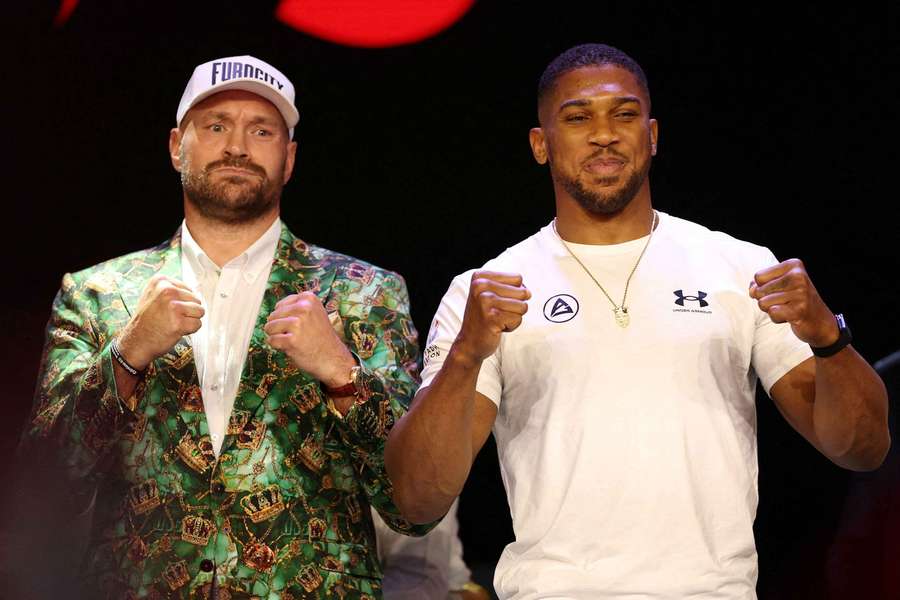Anthony Joshua e Tyson Fury posam durante a conferência de imprensa Anthony Joshua e Tyson Fury posam durante a conferência de imprensa