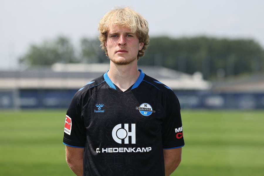 Mattes Hansen com a camisola principal do Paderborn