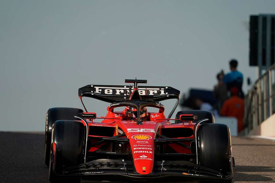 Der Ferrari-Bolide von Sainz Jr. wird ab 2025 von Lewis Hamilton gesteuert. 