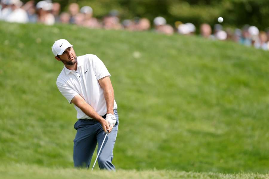 Scottie Scheffler, de Estados Unidos, juega un golpe en el hoyo 5 durante la ronda final del Memorial Tournament.