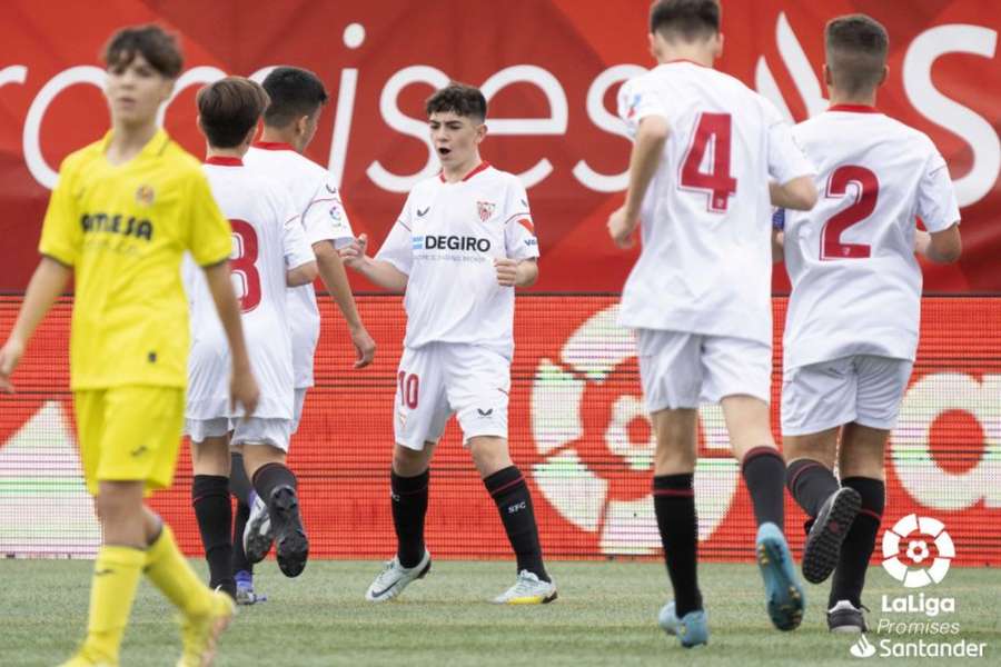 Los jugadores del Sevilla celebran un gol en su partido contra el Villarreal.