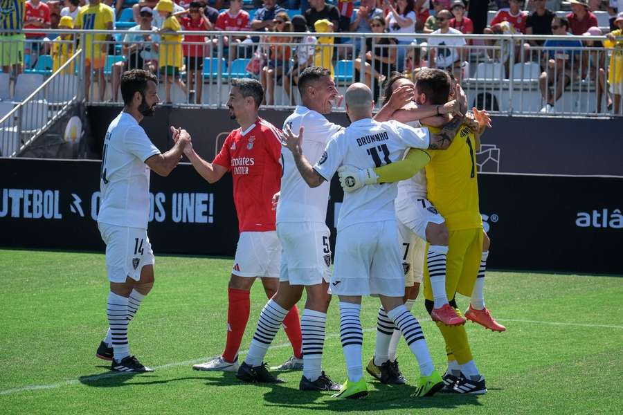 Jogadores do Académico festejam com Janota, herói nos penáltis