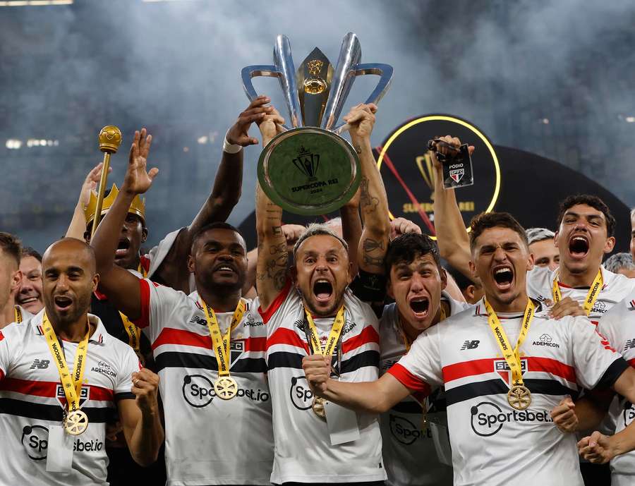 Jogadores do São Paulo levantam a taça da Supercopa do Brasil