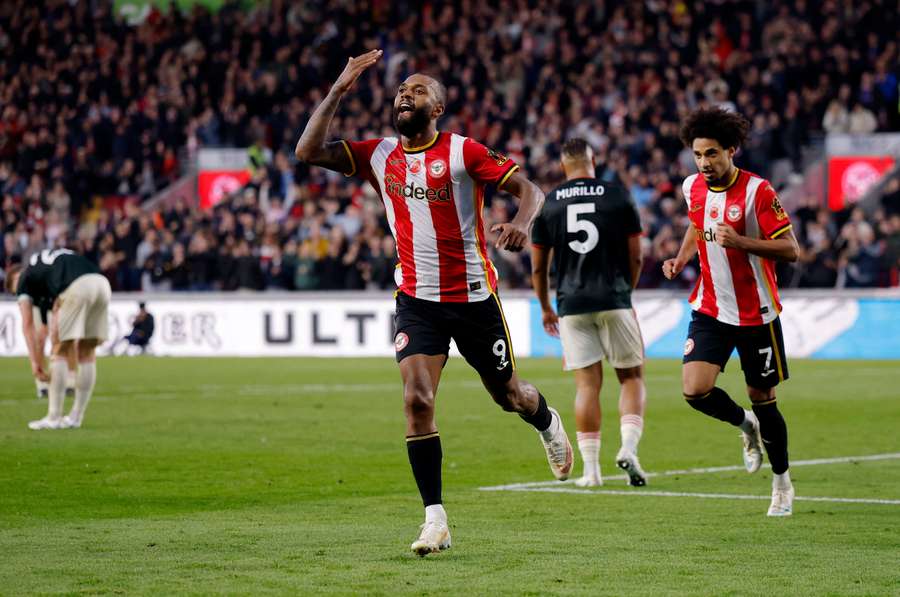 Brentford's Igor Thiago celebrates scoring their second goal with Kevin Schade
