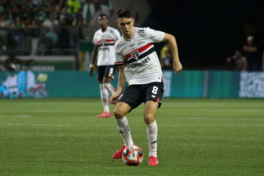 Oscar assinou com o São Paulo após nove anos na China Oscar assinou com o São Paulo após nove anos na China