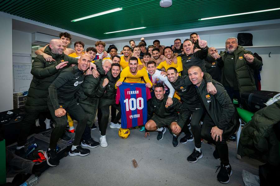 Ferran celebra sus 100 partidos en el vestuario