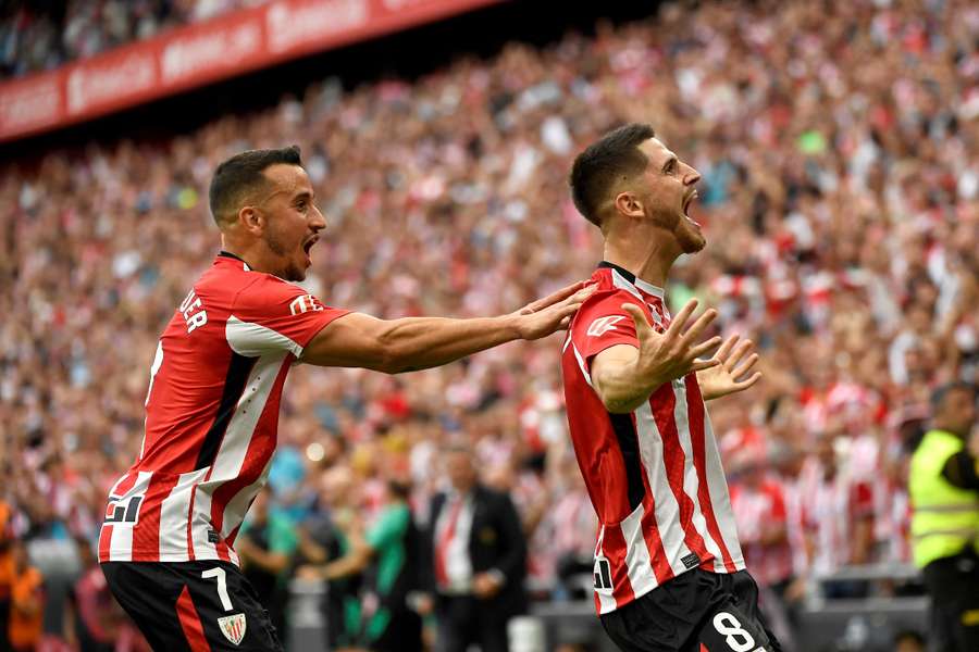 Álex Berenguer y Oihan Sancet celebran un gol del Athletic ante el Getafe