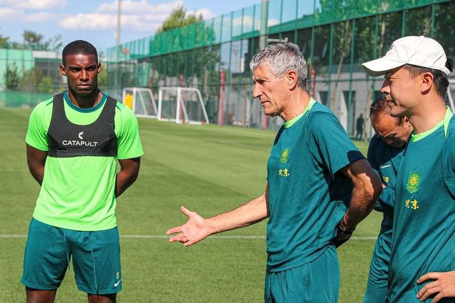Quique Sétien é o treinador do Beijing Guoan