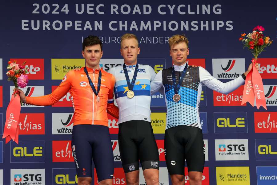 Olav Kooij, Tim Merlier en Madis Mihkels op het podium