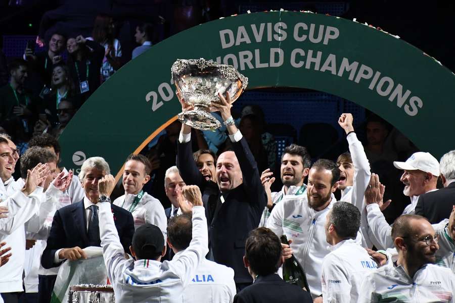 Il presidente Binaghi alza in trionfo la Coppa Davis