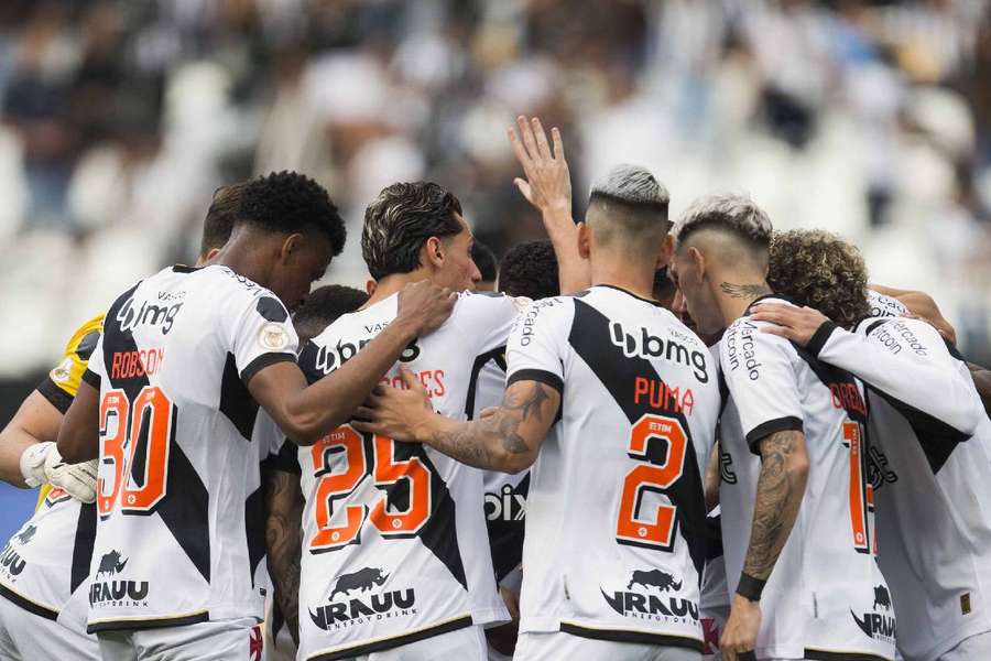 Jogadores do Vasco tentam tirar time das últimas posições