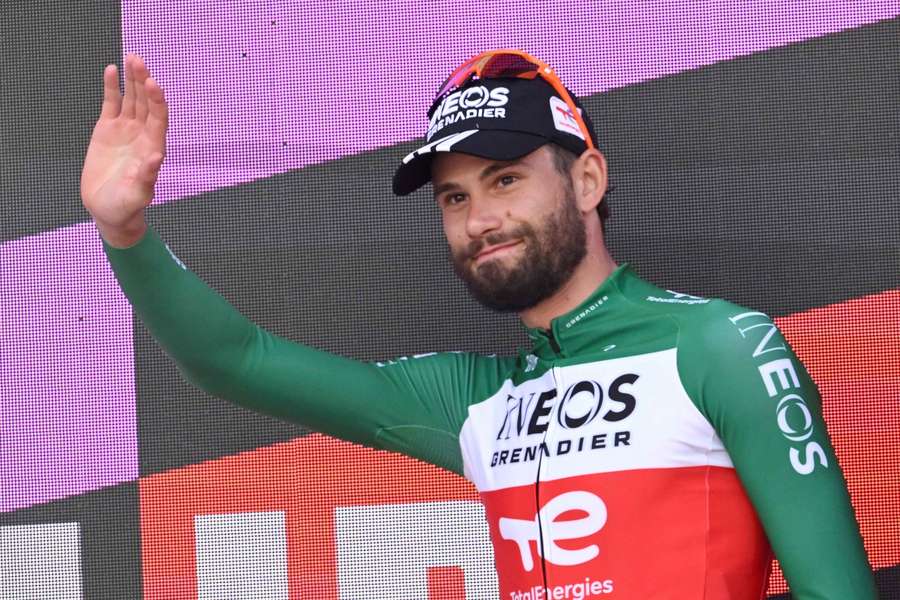 Filippo Ganna lässt sich für seinen Sieg zum Start von Tirreno-Adriatico feiern.