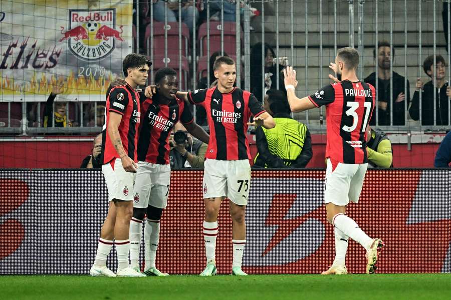 Cisse viene portato in trionfo