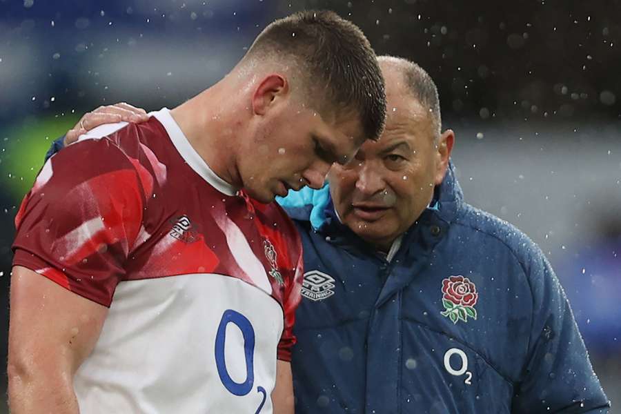 Eddie Jones speaks with Owen Farrell ahead of the Autumn International match between England and Argentina at Twickenham