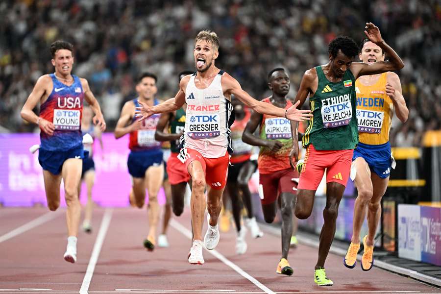 France's Jimmy Gressier (C) celebrates as he crosses the finish line to win the men's 10000m final
