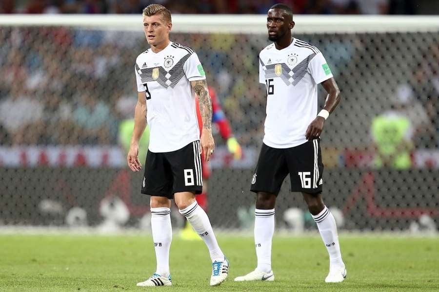 Toni Kroos (à esquerda) e Antonio Rüdiger jogaram juntos na equipa da Alemanha até ao Mundial-2018.