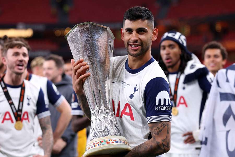 Cristian Romero cu trofeul Europa League