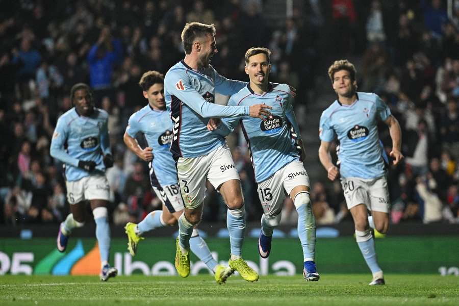 Los jugadores del Celta celebran con Bryan Zaragoza el gol del malagueño