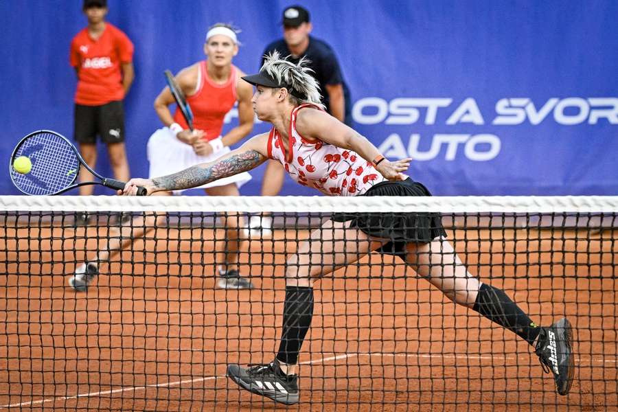 Bethanie Matteková-Sandsová (vepředu) a Lucie Šafářová na Livesport Prague Open 2024.