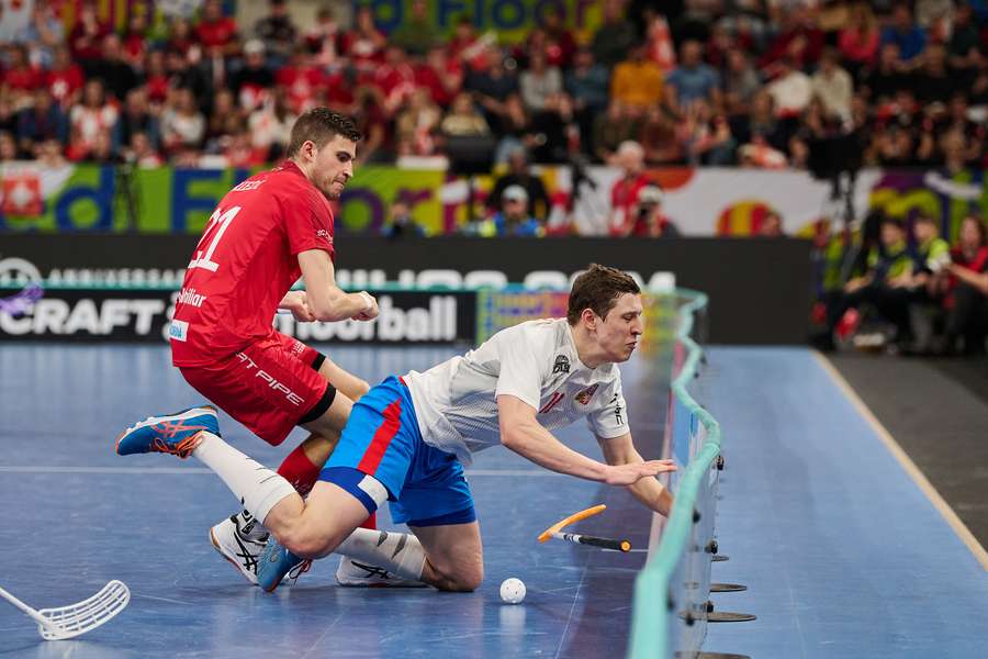 Paolo Riedi a Jiří Besta v utkání Česko – Švýcarsko na florbalovém MS 2022.
