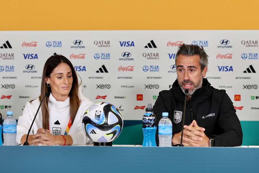 Esther Gonzalez en bondscoach Jorge Vilda van Spanje op een persconferentie in aanloop naar het duel met Costa Rica
