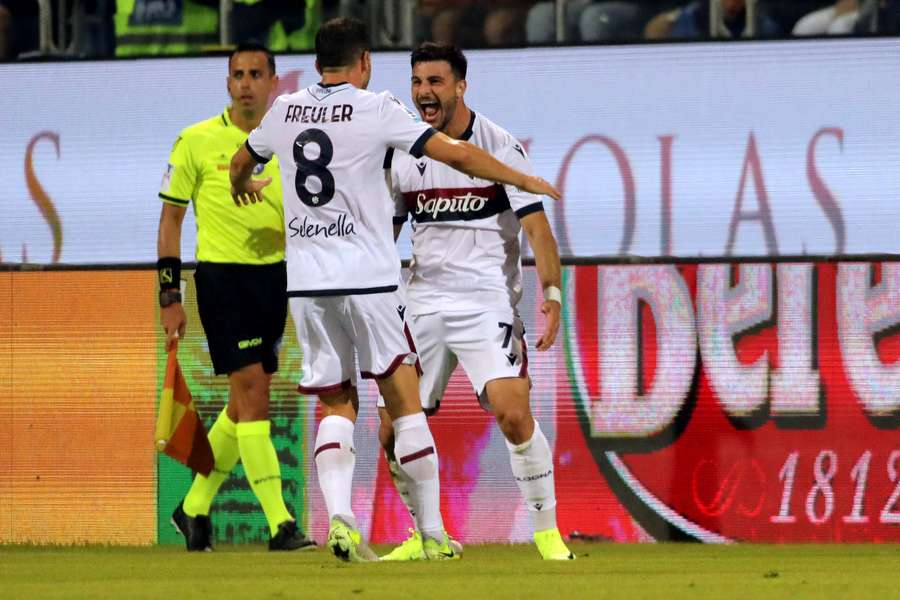 Riccardo Orsolini esulta per il gol segnato al Cagliari