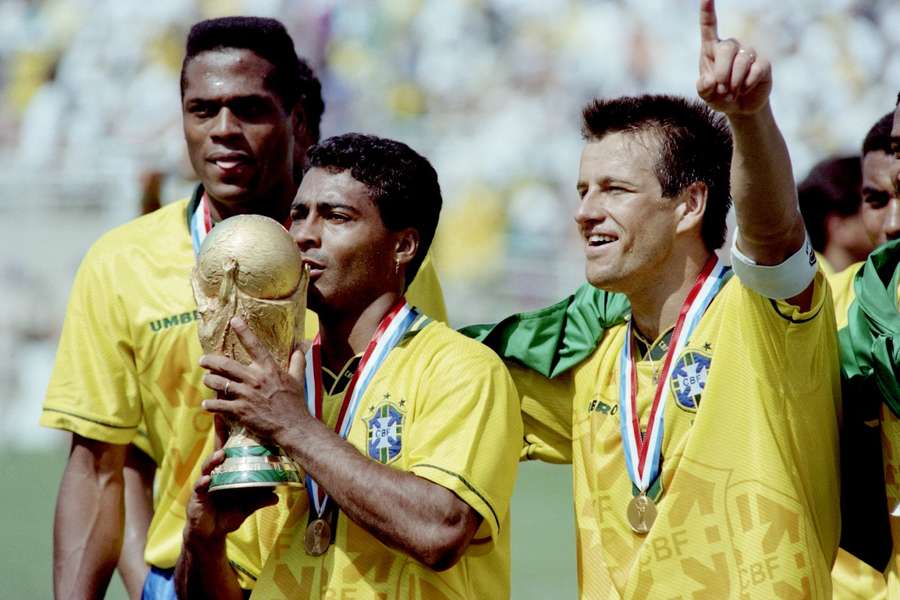 Romário beija o troféu da Copa do Mundo, o ápice de sua carreira