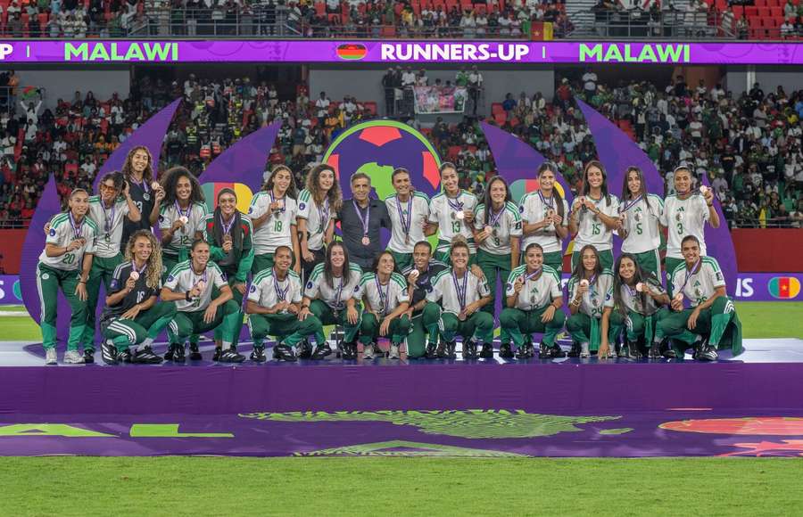 Les joueuses algériennes recevant leurs médailles de bronze à la Coupe d'Afrique des nations Les joueuses algériennes recevant leurs médailles de bronze à la Coupe d'Afrique des nations