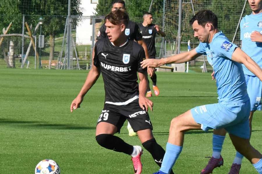 Universitatea Craiova a câștigat clar primul meci de pregătire al verii. Echipa campioană s-a impus cu 7-1 în fața formației amatoare FC Stubai Universitatea Craiova a câștigat clar primul meci de pregătire al verii. Echipa campioană s-a impus cu 7-1 în fața formației amatoare FC Stubai