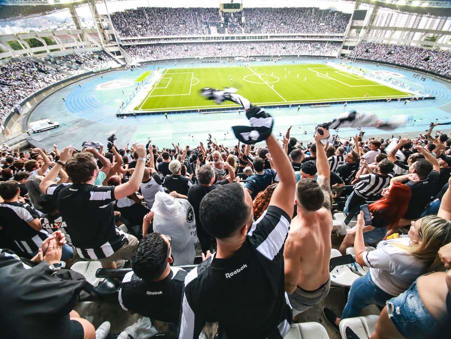 Torcida alvinegra lotou o Nilton Santos contra o Coritiba