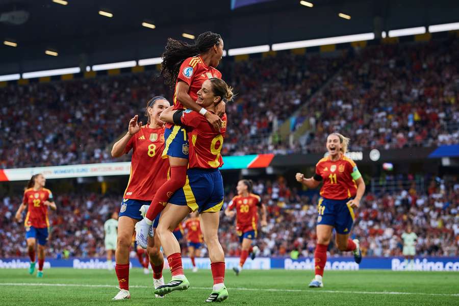 Esther González, felicitada por su doblete ante Portugal en el estreno de la Eurocopa