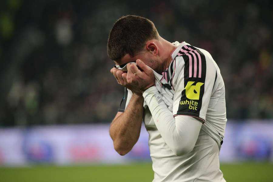 Vlahovic se lamenta tras caer lesionado Vlahovic se lamenta tras caer lesionado