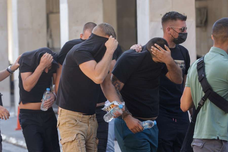 Arrestation d'hommes à la suite de violents affrontements entre supporters de l'AEK Athènes et du Dinamo Zagreb