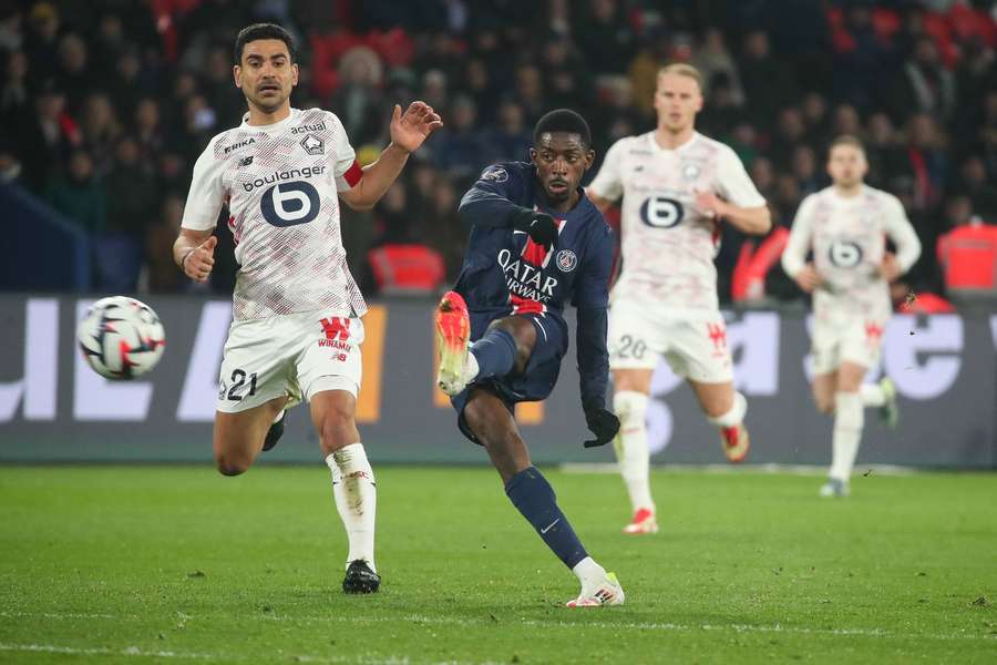 Ousmane Dembele, del PSG, dispara a puerta ante la presión del capitán del Lille, Benjamin André