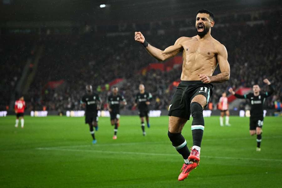Mo Salah celebra en el campo del Southampton.