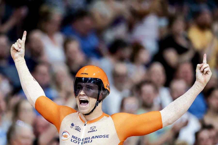 Harrie Lavreysen heft de handen omhoog op het WK van afgelopen augustus