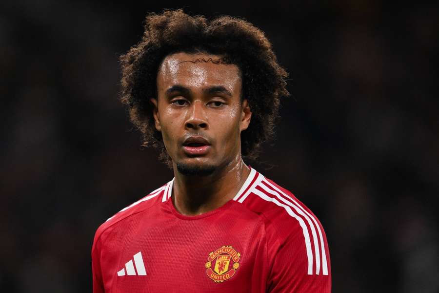 Joshua Zirkzee sem espaço no Manchester United